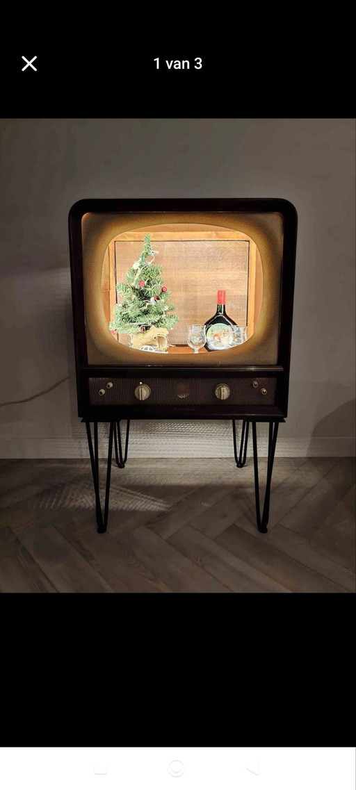 Einzigartiger Vintage-Fernseher kreativ umgebaut zu einem beleuchteten Getränkeschrank.