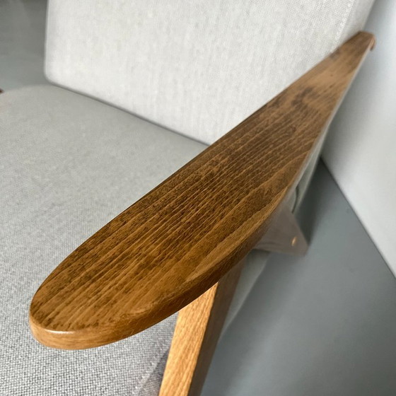 Fauteuil vintage moderne du milieu du siècle : tissu gris et structure en bois de hêtre – Wood (photo 8 of 12)