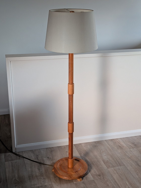 Image 1 of Lampada da terra brutalista svedese in pino – Solbackens Svarveri – anni '70 – Doppia E27