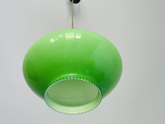 Image 1 of Lampada a sospensione in vetro opalino verde della modernità di metà secolo 1970