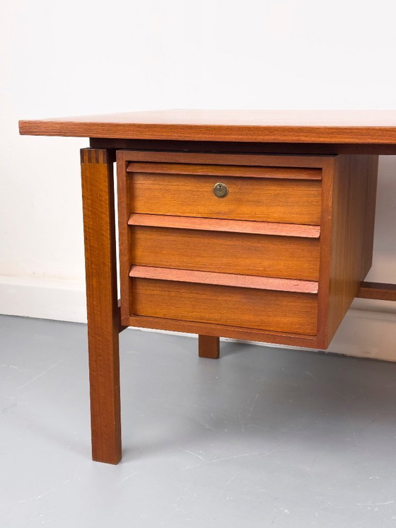 Image 1 of Teakhouten bureau uit het midden van de eeuw door Svend Åge Madsen voor Sigurd Hansen, jaren 60