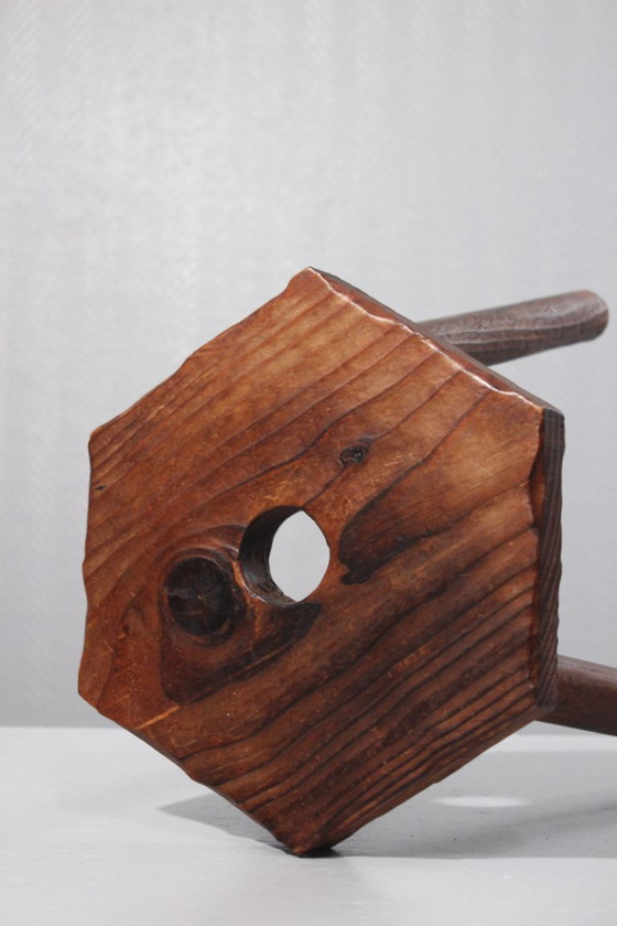 Image 1 of Tabouret tripode bois teint vintage design brutaliste populaire France 1950s