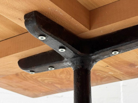 Image 1 of Mesa de centro clásica de madera de cerezo con patas de hierro fundido de Horgenglarus