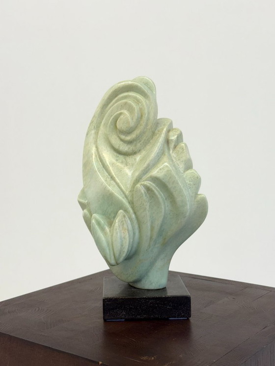 Image 1 of Groene natuursteen sculpture op marmeren Sokkel