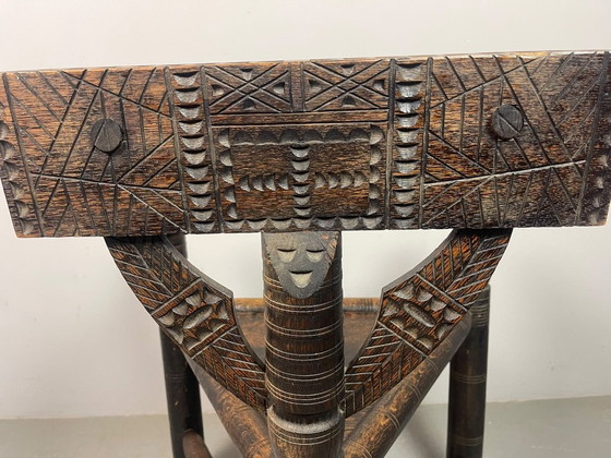 Zeldzame Ethiopische Gurage Hoofdmanstoel, handgesneden hardhout, ca. jaren 30. – Eetkamerstoelen, Wood (photo 13 of 17)