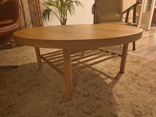 Round oak coffee table