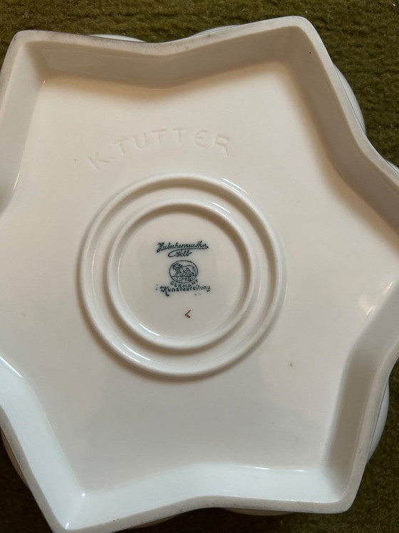 Image 1 of Ángel de porcelana sobre una esfera dorada