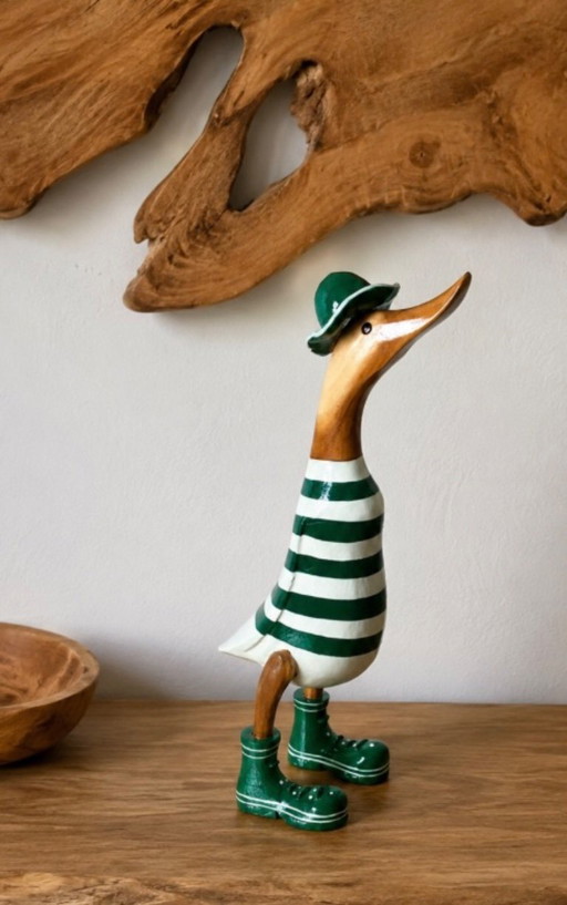 Decoratieve eend van exotisch hout met een groene trui, 37,5 cm