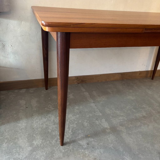 Extendable teak table