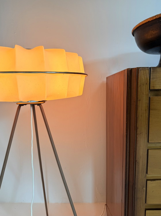 Image 1 of Lampadaire trépied vintage « OVNI », Allemagne années 70