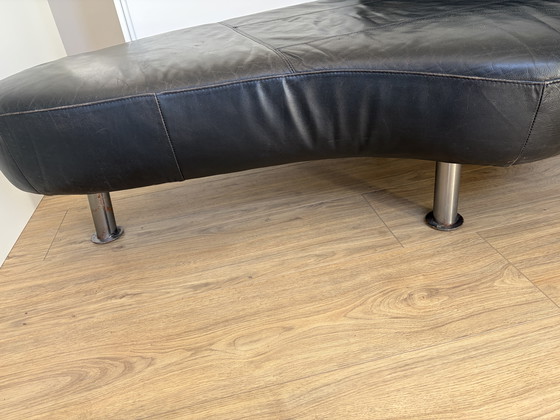 Image 1 of Divano Cheselong, design nero, rivestimento in pelle, gambe in acciaio.