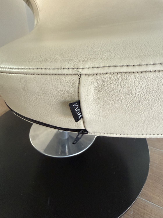 Sedia girevole dal design norvegese Variér (Stokke) Peel Club - Olav Eldøy - Pelle color crema (photo 3 of 5)