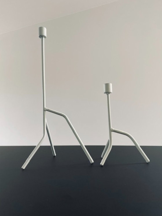 Image 1 of Set di 2 candelabri artigianali dal design storto in metallo bianco.