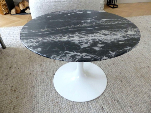 “Saarinen Side Table” pedestal table in satin Portoro Silver marble by Knoll design Eero Saarinen - 51 cm