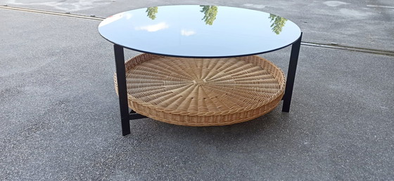 Image 1 of Vintage ronde glazen, metalen en rotan salontafel