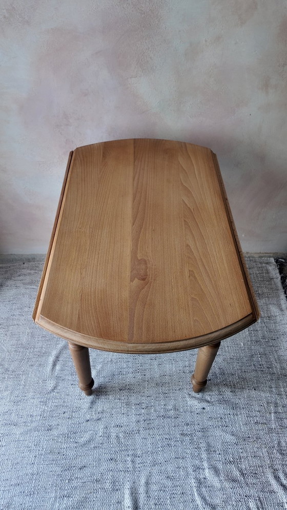 Image 1 of Mesa pequeña redonda plegable de madera de haya: encanto rústico.