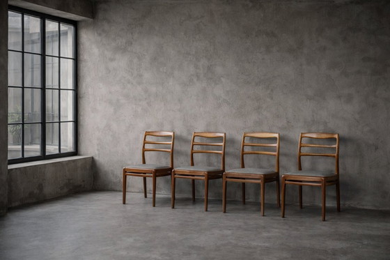 Image 1 of Elegante dänische Mid-Century-Stühle aus Teakholz und grauem Stoff, 1960er Jahre, 4er-Set