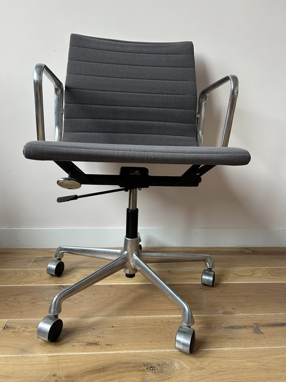 Image 1 of Chaise Eames en aluminium Vitra