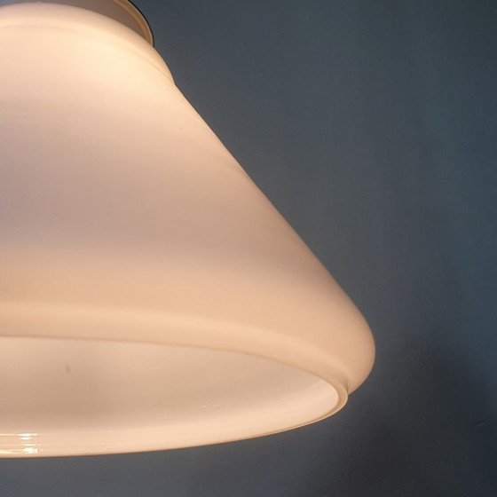 Image 1 of Lampada a sospensione vintage in vetro opalino bianco a forma di imbuto decorativo
