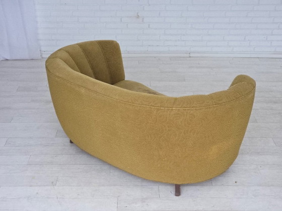 Image 1 of Dänisches 2-Sitzer-Sofa „Banane“ aus den 1960er Jahren, Bezug aus Velours, Buchenholz