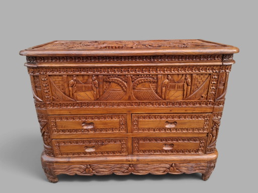 Coffre de couverture oriental richement sculpté avec tiroirs, dim: 80x43cm et 60cm de haut.