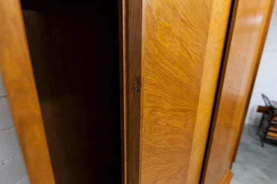 Image 1 of Kledingkast uit de jaren 50 met kompasvormige poten, schuifdeuren en een nieuw bovenblad.