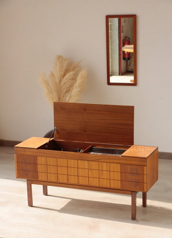 Image 1 of Giradischi vintage HMV 2351 – Mobile audio inglese anni '70