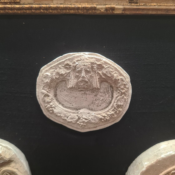 Image 1 of Tirages en plâtre anciens dans un cadre ancien, vers 1900