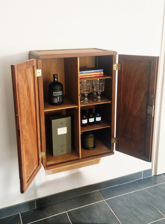 Image 1 of Ambachtelijke kast uit de jaren 50 - Massief mahonie en messing beslag