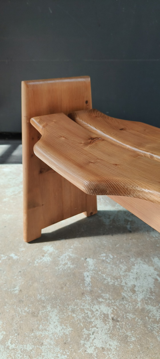 Image 1 of Sgabello svedese di metà secolo in pino scolpito attribuito a Gilbert Marklund