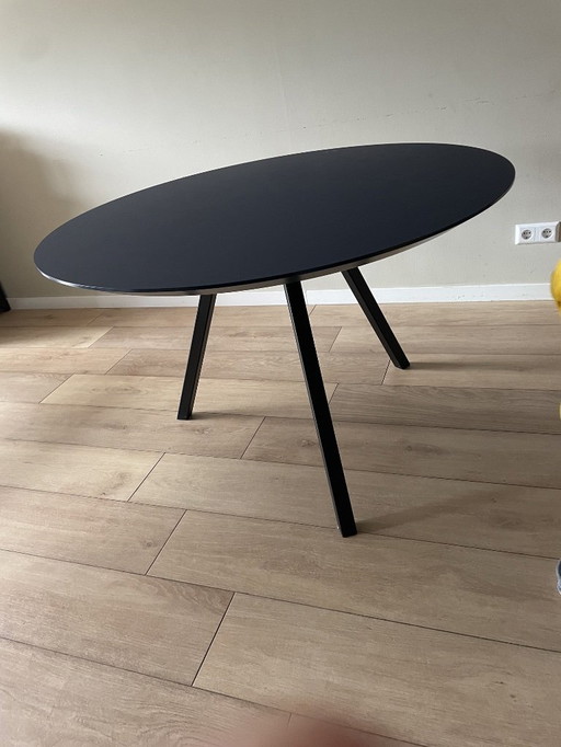 Round dining table