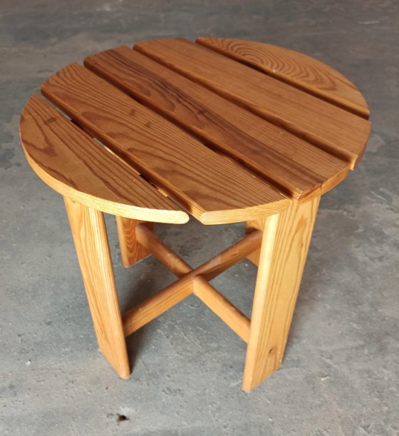 Vintage bijzettafel van grenenhout met latten – Wood (photo 11 of 11)