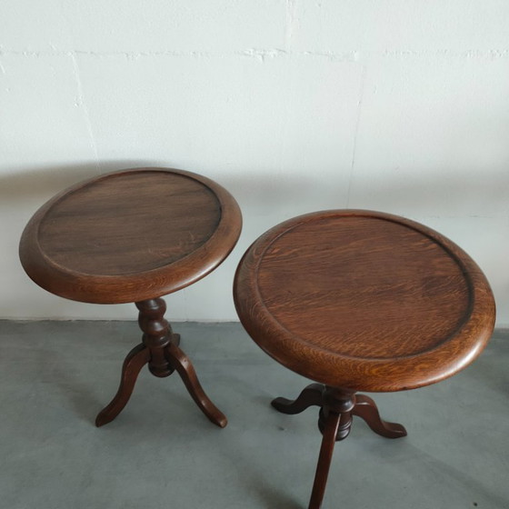 Image 1 of Round oak vintage side table with turned base (antique)