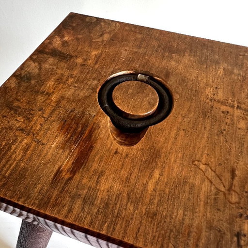 Antiker Melkschemel aus Eiche: Handgefertigter rustikaler Bauernhofsitz mit Eisengriff