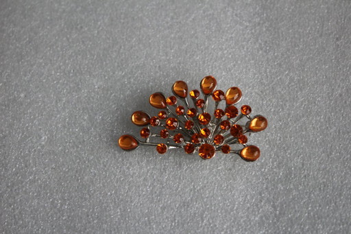 Broche arquée ornée de pierres en verre couleur miel sur un corps en métal argenté, vintage des années 80