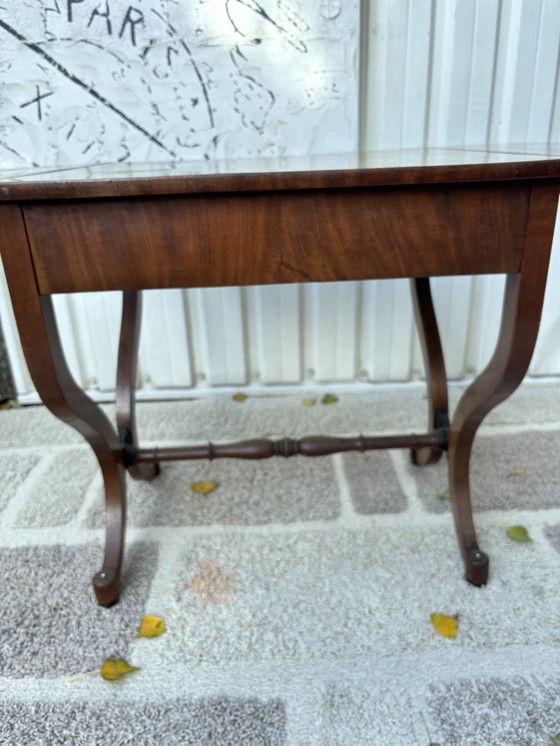 Image 1 of Vintage 1830 naaitafel noten hout 