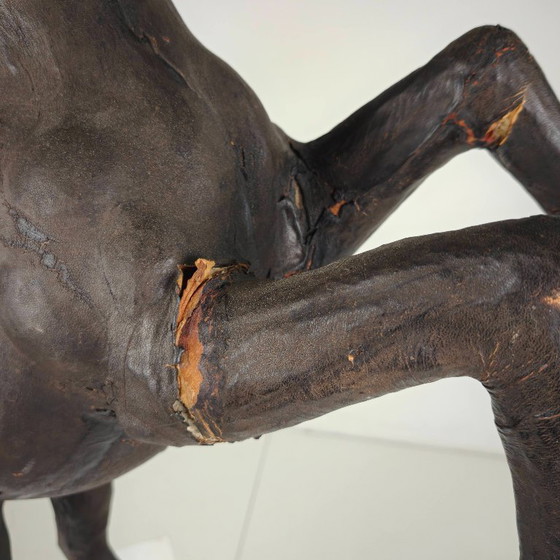 Image 1 of Antieke leren paardensculptuur uit het begin van de 20e eeuw met glazen ogen.
