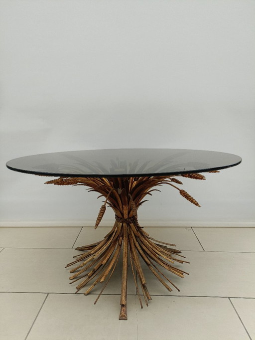 Hollywood Regency Coco Chanel 'Sheaf of wheat' salontafel, verguld messing en glazen blad, H 46 - ø 80 cm. Maison Jansen