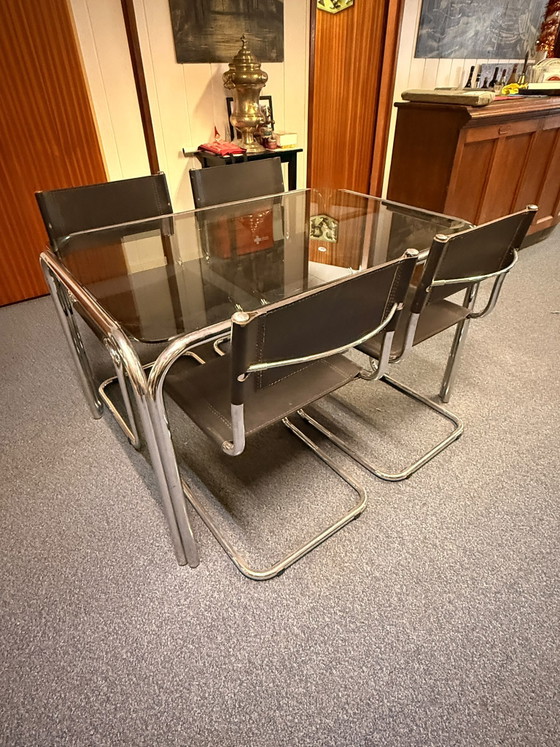 Mesa de tubo cromado con cristal ahumado gris y 4 sillas de cuero. – Conjuntos de comedor, Glass, Leather (photo 5 of 9)