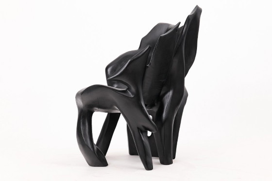 Image 1 of Fauteuil sculptural en bois noir carbonisé aux formes organiques par Logniture