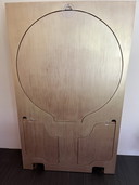 Schrank und Esstisch aus dickem Sperrholz