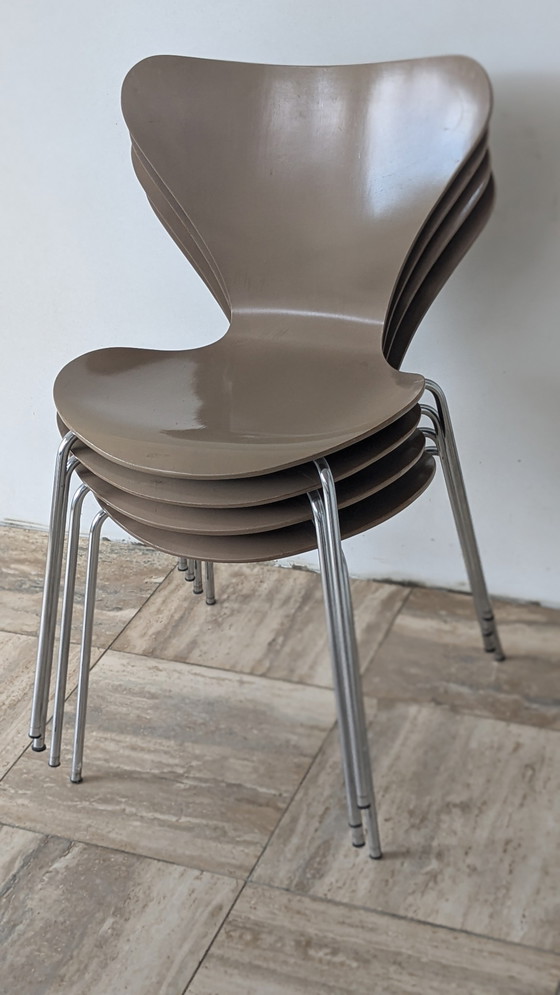 Image 1 of Fritz Hansen Tafel En Vlinderstoelen