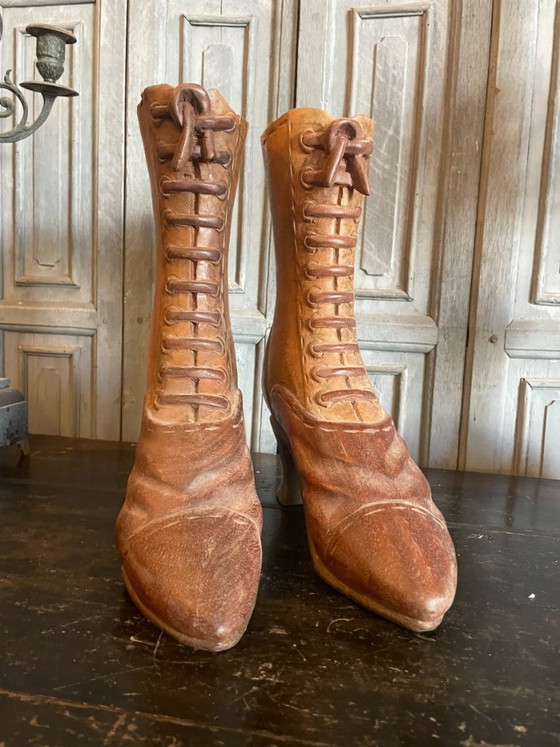 Image 1 of Botas antiguas victorianas hechas con troncos de árboles, siglo XIX