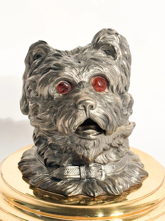 Encrier en métal anglais du début du XXe siècle, représentant un chien, avec un socle en laiton. (photo 3 of 13)