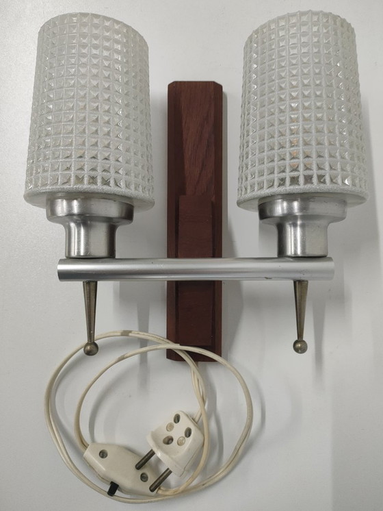Image 1 of Skandinavische Wandlampe aus den 1950er/60er Jahren mit 2 wabenförmigen Glasschirmen