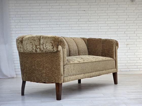 Image 1 of Canapé danois 3 places des années 1960, velours d'ameublement vert, pieds en bois de frêne