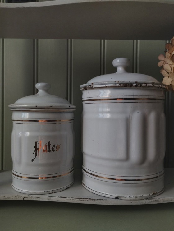 Image 1 of Antieke dozen gemaakt van wit geëmailleerd plaatmetaal met gegroefde randen en gouden versiering.