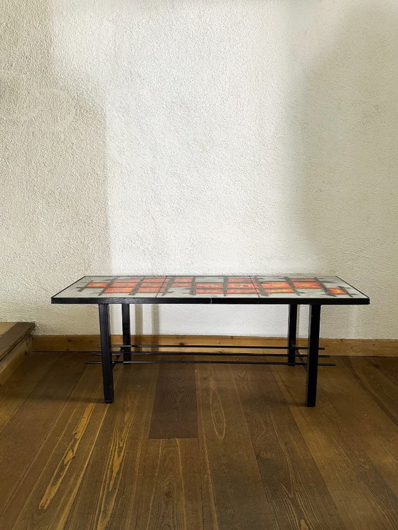 Image 1 of Couchtisch „Cloutier“ aus glasierter Lavakeramik und lackiertem Metall. Frankreich, 1970er Jahre.