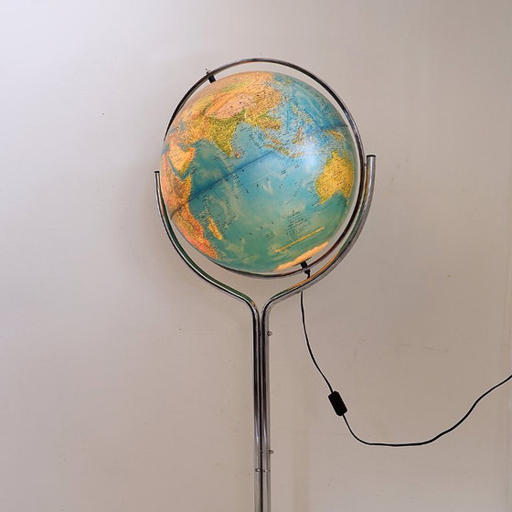Image 1 of Geoscope verlichte globe op chromen voet, Italië, circa 1980