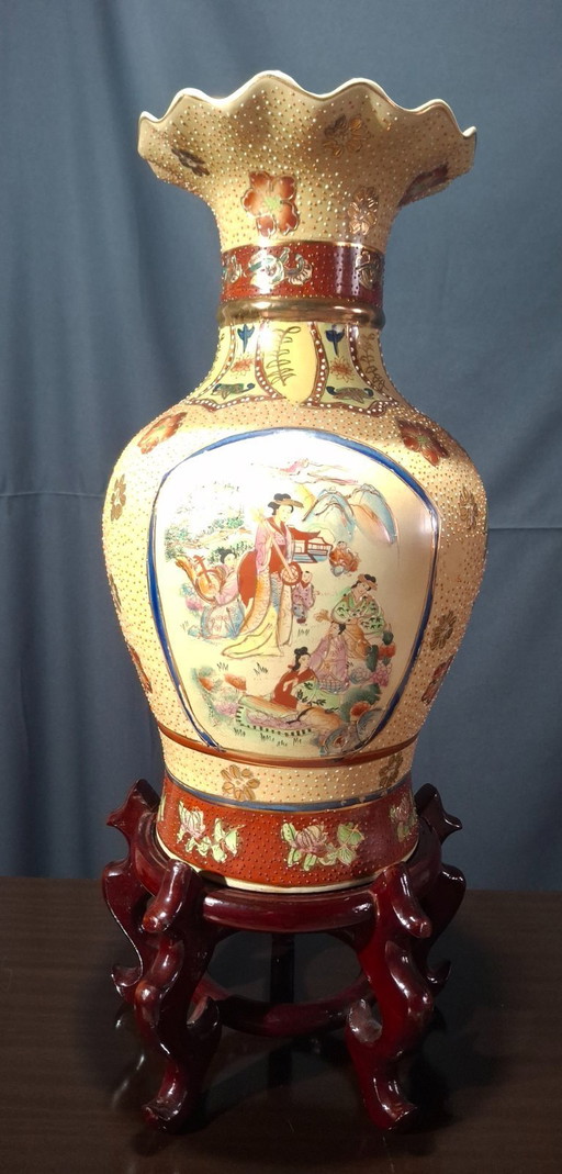 Large polychrome Chinese vase, 45 cm